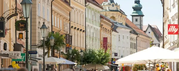 Celovški Stari trg sredi mestnega jedra, na katerega vsako poletje 
namestijo tudi palme.