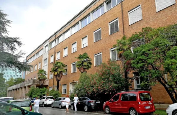 Ali bodo covid oddelek umestili v  staro bolnišnično stavbo in zato 
preselili ortopedskega ali pa ga bodo uredili v bolnišnični stolpnici,  bi moralo biti znano  sredi prihodnjega tedna. 