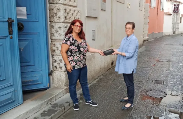 Alja Marčič je bila vesela Xiaomijevega pametnega telefona, ki ga je prejela iz rok v. d odgovorne urednice Primorskih novic Silve Križman.