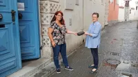 Alja Marčič je bila vesela Xiaomijevega pametnega telefona, ki ga je prejela iz rok v. d odgovorne urednice Primorskih novic Silve Križman.
