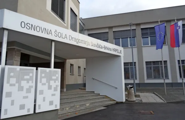 Učenci treh razredov hrpeljske osnovne šole, ki so včeraj ostali 
doma, se bodo v ponedeljek že lahko vrnili v šolo.  