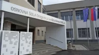 Učenci treh razredov hrpeljske osnovne šole, ki so včeraj ostali 
doma, se bodo v ponedeljek že lahko vrnili v šolo.  