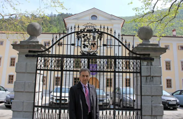 Ker ni dogovora o zakupni pogodbi za dvorec, je župan Goran Kodelja proti univerzi vložil tožbo. 