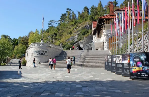 Letos že tako manj številčnih nemških turistov bo zaradi nemške 
uvrstitve Primorsko-notranjske regije, v kateri je tudi Postojnska 
jama, na seznam rizičnih območij v jesenskem času še manj. 