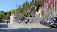 Letos že tako manj številčnih nemških turistov bo zaradi nemške 
uvrstitve Primorsko-notranjske regije, v kateri je tudi Postojnska 
jama, na seznam rizičnih območij v jesenskem času še manj. 