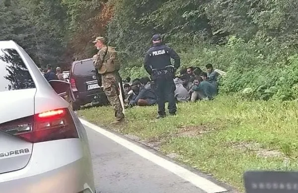 Domačini so v nedeljo tudi ob glavni cesti opazovali večje število 
prebežnikov, ki so jih policisti prijeli v gozdu.
