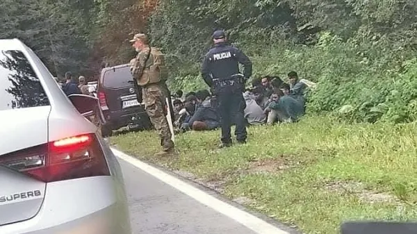 Domačini so v nedeljo tudi ob glavni cesti opazovali večje število 
prebežnikov, ki so jih policisti prijeli v gozdu.