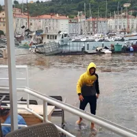 Morje v Piranu zalilo nižje predele obale