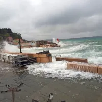 Morje v Piranu zalilo nižje predele obale