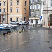 Morje v Piranu zalilo nižje predele obale