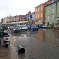 Morje v Piranu zalilo nižje predele obale