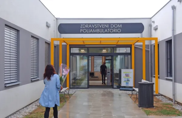 Vhod v zdravstveni dom, ki si ga bo kmalu mogoče ogledati v 
sklopu dnevov odprtih vrat. 