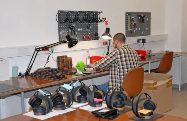 Podjetje Ollo Audio, ki izdeluje  slušalke, dokazuje, da je mogoče z 
znanjem in pravim pristopom v nekaj letih lepo zrasti.