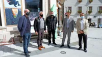Tomaž Gantar (drugi z leve) obljublja, da bo ZZZS plačal prisotnost reševalnega vozila in ekipe v Bovcu. 