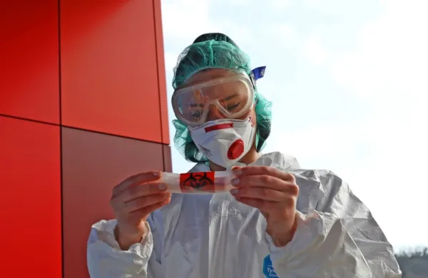 V ponedeljek potrdili 99 okužb, 12 na Primorskem