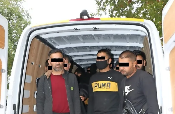 Na Celjskem so prestregli kombi, v katerem je bilo  34 ilegalnih 
migrantov.