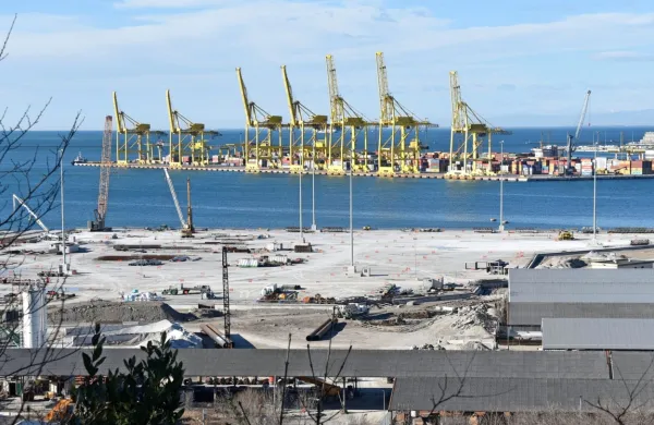   Logistična platforma  predstavlja  prvo etapo bodočega  osmega 
pomola.