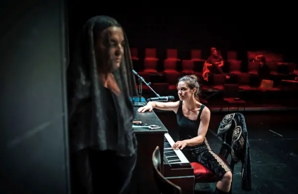  V drami naslovna  Bernarda Alba gospoduje nad  petim hčerami. 