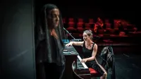  V drami naslovna  Bernarda Alba gospoduje nad  petim hčerami. 