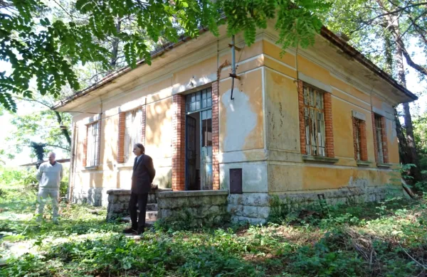  Staro menzo bodo prenovili, okolico pa uredili. Drevesa bodo 
ohranili, saj je gozd Cirje zaščiten kot naravni spomenik. 