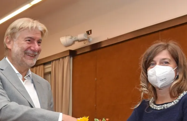 Dušanu Jelinčiču je nagrado včeraj v Peterlinovi dvorani izročila 
Nadia Roncelli, urednica založbe Mladika.