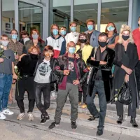  Po premieri so soustvarjalci avtorskega projekta posneli še skupinsko fotografijo v skladu s protikoronskimi ukrepi. 