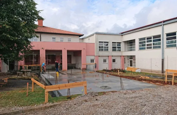 Ob komenski osnovni šoli so začeli zidati novo šolsko kuhinjo. 