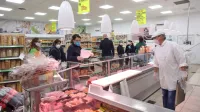 Trgovine, razen izjem, bodo ob nedeljah in praznikih zaprte. Veliki  
trgovci so zaskrbljeni, manjši pa vidijo priložnost zase.