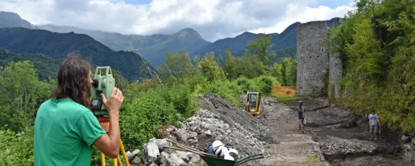 Na grajskem odpadu pod grajskim  obzidjem   so   našli    veliko materiala, izstopata dožev   cekin in  zlat prstan. 