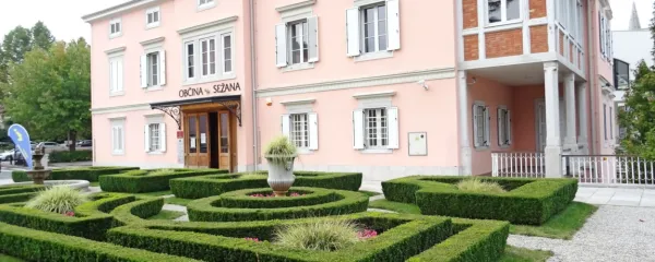 V vili Scaramangà, imenovani tudi vila Mirasasso, je bogata tržaška 
družina sto let preživljala poletja. Zdaj v stavbi domuje sežanska 
občinska uprava.  