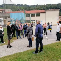 Županji Tini Gerbec so krajani, ki zahtevajo zdravo vodo, včeraj 
izročili peticijo s 600 podpisi.