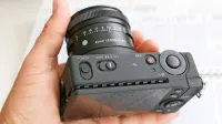 Sigma FP - tako majhna, da nam sede v dlan.