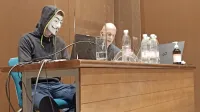 Na “temnem spletu” je mogoče najeti hekerja, ki za določeno 
vsoto denarja lahko vdre v izbran instagram profil ali večje 
podjetje. 
