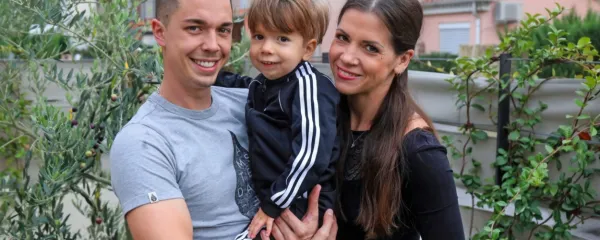   “Kris je danes povsem drugačen otrok, poln energije,” pravita 
dečkova starša Ana Jerak in Matteo Zudich.