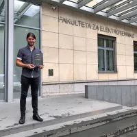 Rok Ražman je doktorat, ki ga je uspešno zagovarjal na Fakulteti za 
elektrotehniko, do nadaljnjega pospravil v predal.