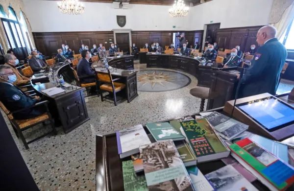 Ladislav Lipič med nagovorom sodelujočih na okrogli mizi.