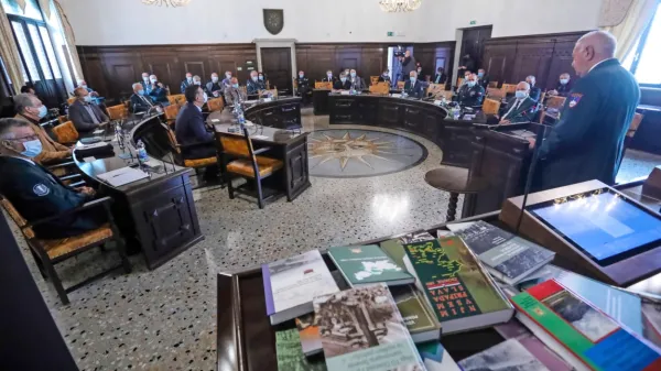 Ladislav Lipič med nagovorom sodelujočih na okrogli mizi.