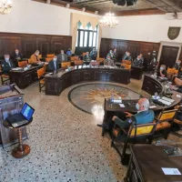 Poskus odvzema orožja kot zažigalna vrvica