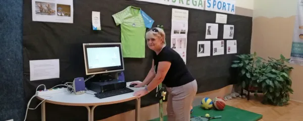 Greta Vatovec pred računalnikom, na katerem si je mogoče ogledati sedemminutni filmček s  posnetki s  podelitve 
olimpijskih medalj Iztoku Čopu in Luki Špiku ter  Rajmondu Debevcu (Sydney 2000)  pa tudi  s podelitve olimpijskih 
medalj   Vasiliju Žbogarju.  