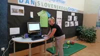 Greta Vatovec pred računalnikom, na katerem si je mogoče ogledati sedemminutni filmček s  posnetki s  podelitve 
olimpijskih medalj Iztoku Čopu in Luki Špiku ter  Rajmondu Debevcu (Sydney 2000)  pa tudi  s podelitve olimpijskih 
medalj   Vasiliju Žbogarju.  