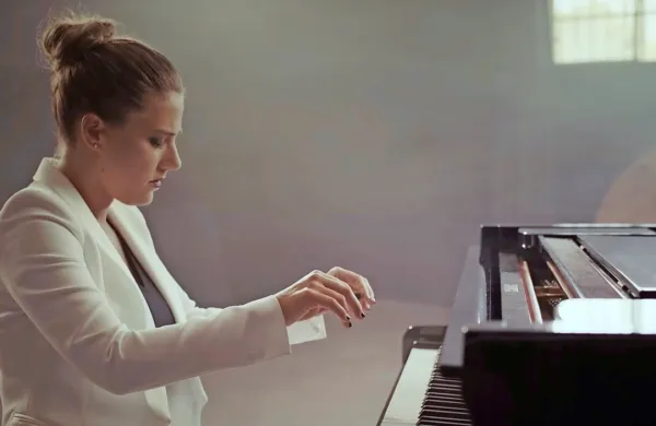  Natalija Šaver se bo poslušalcem v prestolnici jutri predstavila z umetniškim manifestom Atmospherica.  