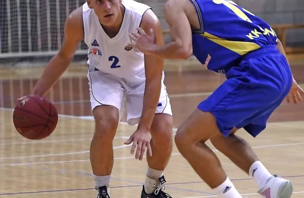 Andraž Rogelja (z žogo)  nosilec igre Portoroža, je bil eden ključnih 
igralcev za drugo zmago.