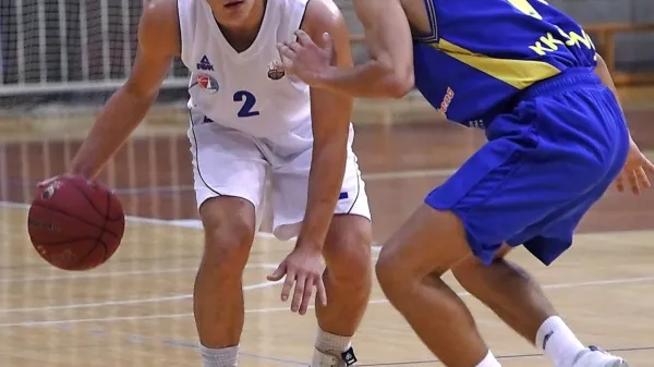 Andraž Rogelja (z žogo)  nosilec igre Portoroža, je bil eden ključnih 
igralcev za drugo zmago.
