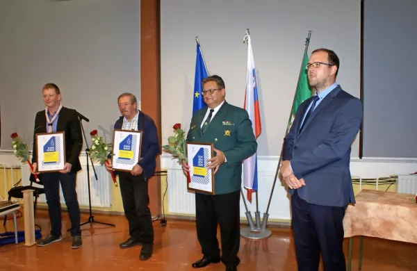 Ob županu Gašperju Uršiču častni občan Marijan Platiše, predsednik rokodelskega Driklca Marko Obid in starešina tabornikov 
Blaž Makuc (z desne).