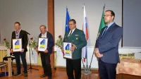 Ob županu Gašperju Uršiču častni občan Marijan Platiše, predsednik rokodelskega Driklca Marko Obid in starešina tabornikov 
Blaž Makuc (z desne).