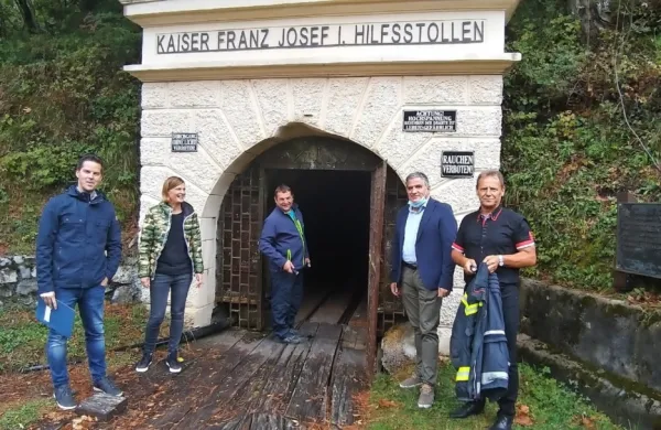 Župana občin Bovec in Trbiž, predstavniki ministrstva za zunanje zadeve in predsednik KS Igor 
Černuta (v sredini) so si tunel ogledali pred dnevi.  