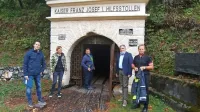 Župana občin Bovec in Trbiž, predstavniki ministrstva za zunanje zadeve in predsednik KS Igor 
Černuta (v sredini) so si tunel ogledali pred dnevi.  