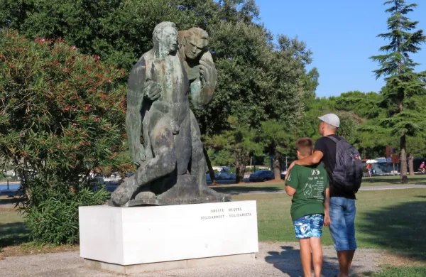 Kip Solidarnost ima za seboj zanimivo odisejado - izdelan leta 1953 je svoje mesto v Izoli pri 
pokopališču dobil šele leta 1992.