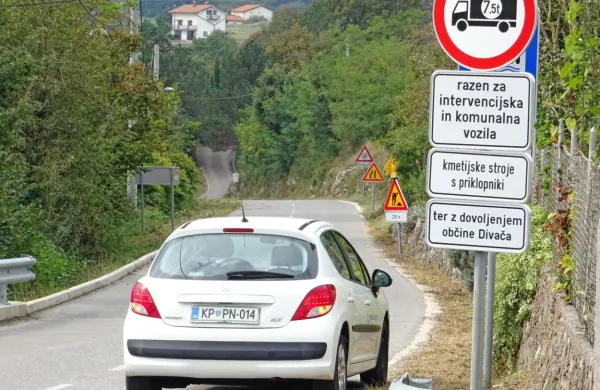 Seznam dopolnilnih tabel, ki dopuščajo izjeme med vožnjo čez 
škofeljski most, je vse daljši. 