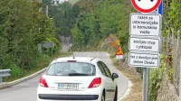 Seznam dopolnilnih tabel, ki dopuščajo izjeme med vožnjo čez 
škofeljski most, je vse daljši. 